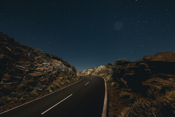 Il cielo di Tenerife. Notte, buio, luci soffuse e atmosfera unica.