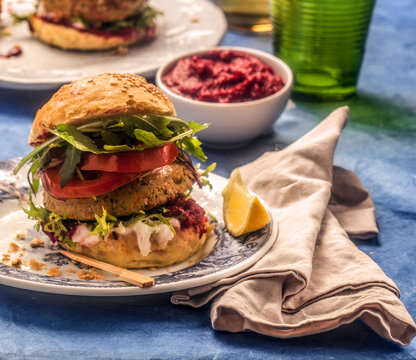 Lupins burger with beet cream (ph. Archivio Collection)