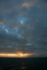 Sonneaufgang über dem atlantischen Ozean 