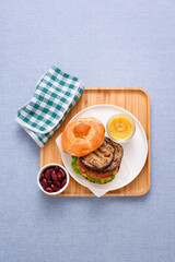 Red bean burger with spicy mango sauce (ph. Marianna Franchi)