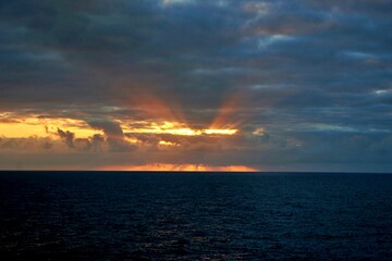 Sonneaufgang über dem atlantischen Ozean 