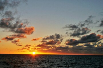 Fototapeta na wymiar Sonneaufgang über dem atlantischen Ozean 