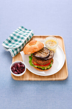 Red Bean Burger With Spicy Mango Sauce (ph. Marianna Franchi)