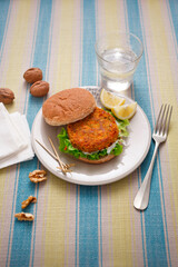 Carrot burger with curry nuts and beans (ph. Marianna Franchi)