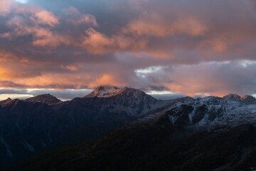 Traumhafter Sonnenuntergang mit vielen Wolken in den Alpen