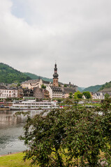 Fototapeta premium Cochem, Mosel, Fluss, Schifffahrt, Altstadt, Stadt, Martinskirche, Moselpromenade, Weinberg, Altstadthäuser, Terrassenmosel, Rheinland-Pfalz, Frühling, Deutschland