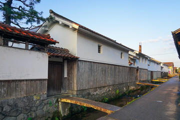 晴れた日の早朝、倉吉白壁土蔵群の街並み（倉吉市打吹玉川伝統的建造物群保存地区）
