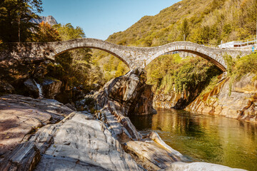 Fototapeta na wymiar Ponte dei Salti Römerbrücke über die Verzasca in Lavertezzo im Schweizer Kanton Tessin