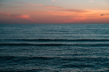 Biarritz, sunset avec des vagues et l'océan Atlantique 