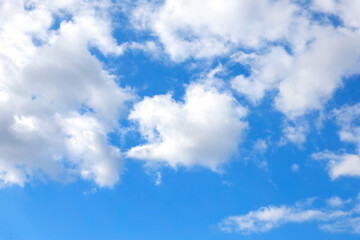 青空の手前の千切れた雲