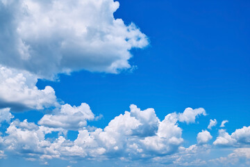 Naklejka na ściany i meble 夏空 波の様に押し寄せる雲と青空