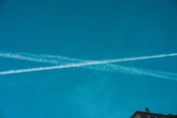 Fototapeta premium Lignes d'avions dans un ciel bleu