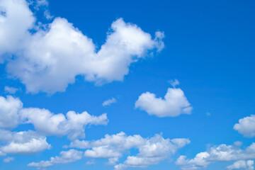 Naklejka na ściany i meble 綿雲が浮かぶ穏やかな青空