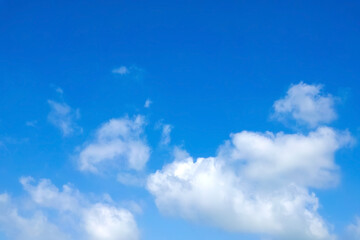 日差しに輝く雲と青空