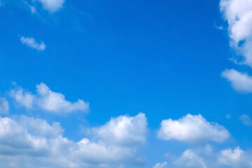 白雲が浮かぶ綺麗な青空