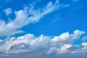 Fototapeta premium 大きな雲が流れる青空