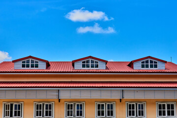 Fototapeta na wymiar fluffy clouds with blue sky over the roof top building 