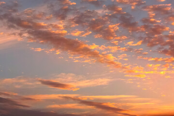 茜雲が夕焼けの光に照らされる