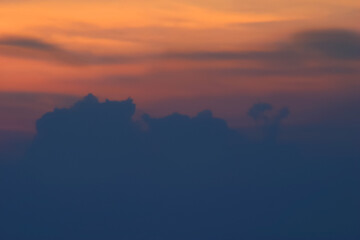 墨色の雲とオレンジ色の夕焼け