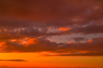 夕焼けの空を温かい陽が照らす