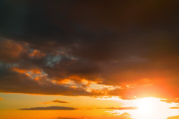 Fototapeta na wymiar 沈む夕日と夕焼けに焦げた雲