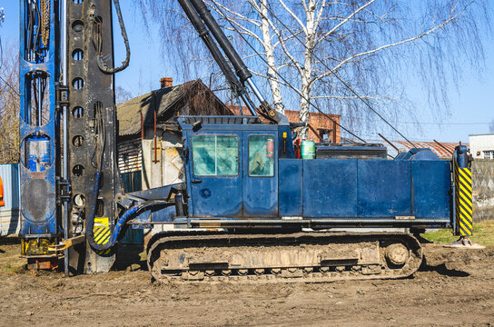 The industrial hammer piling rig vertical machine