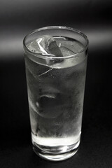 vaso de agua fría con hielo