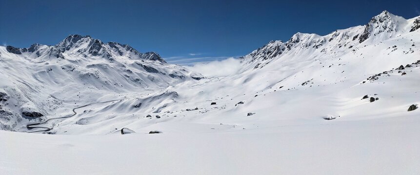 large mountain panorama picture. View of the Fluelapss above Davos. Beautiful winter landscape. Skitour Sentisch Horn