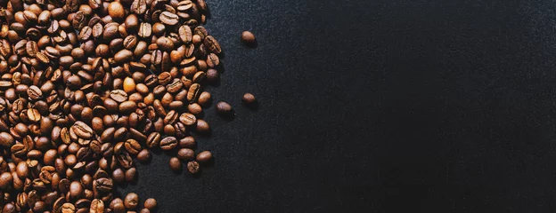 Foto auf Leinwand Kaffeebohnen auf dunklem Hintergrund © nerudol