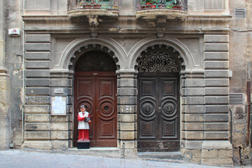 doors and statue of a choirboy in valletta (malta) 