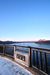 雪が降り始める初冬の摩周湖