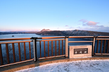 雪が降り始める初冬の摩周湖