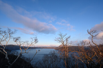 雪が降り始める初冬の摩周湖