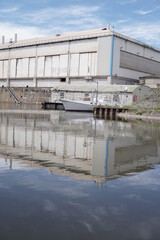 Wasser mit Spiegelung im Wasser