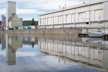 Wasser mit Spiegelung im Wasser