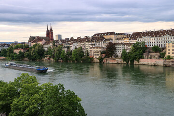 Basel; Grossbasler Rheinpanorama mit Münster