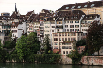 Fototapeta na wymiar Basel; Imposante Uferfront des Rheinsprungs der Grossbasler Altstadt
