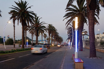 Reprezentacyjna nocna ulica z niebieskimi latarniami