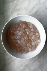 Namoczone perełki tapioki w miseczce