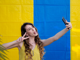 Mujer joven haciendose un selfie