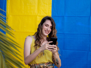 Mujer joven y atractiva usando su teléfono móvil