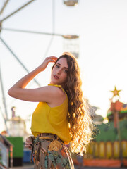 Mujer joven disfrutando de sus vacaciones en la feria