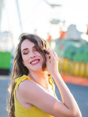 Mujer joven disfrutando de sus vacaciones en la feria