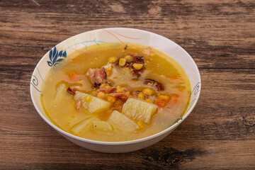 Pea soup with smoked ribs