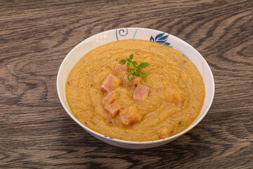 Peas cream soup with smoked ribs