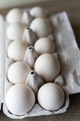 紙のケースに入った卵