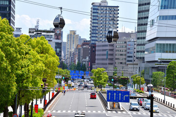 横浜みなとみらいの通りを横切るロープウエイ