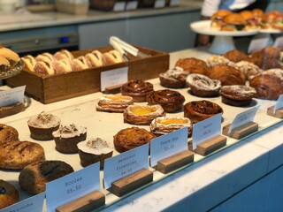 ベーカリーにて　ショーケースに並ぶパンとブリオッシュ