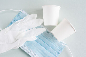 使い捨てのマスク・紙コップ・手袋、感染対策