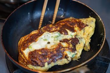 玉子焼きを作っているところの写真